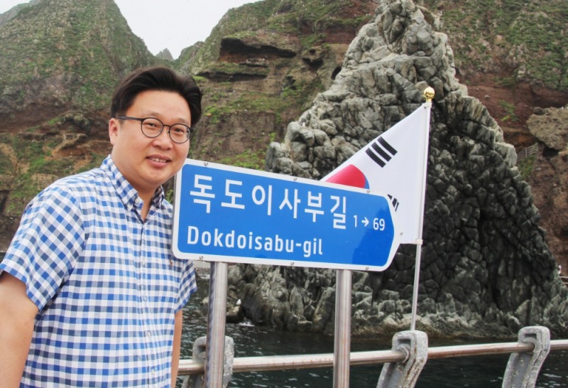 독도 안내판 앞에서의 서경덕 교수