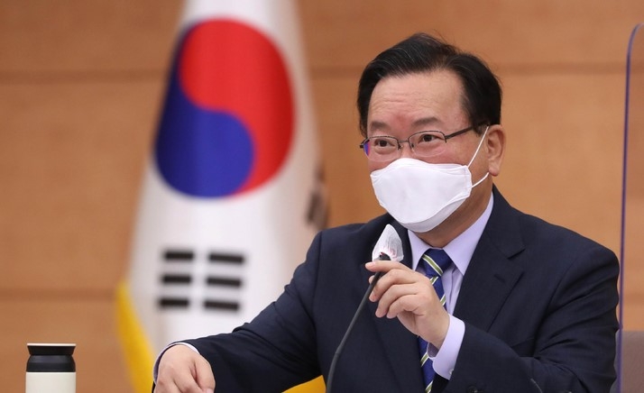 김부겸 국무총리가 13일 오전 서울 종로구 정부서울청사 별관에서 열린 제1차 코로나19 일상회복지원위원회에 참석해 발언하고 있다. (공동취재사진)