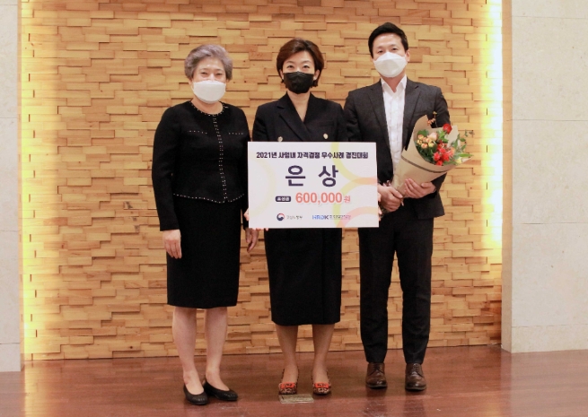 남기영 쿠팡 Logistics HRD 부문 상무 (사진 가운데), 김혜경 한국산업인력공단 이사(사진 왼쪽) /사진 제공 = 쿠팡