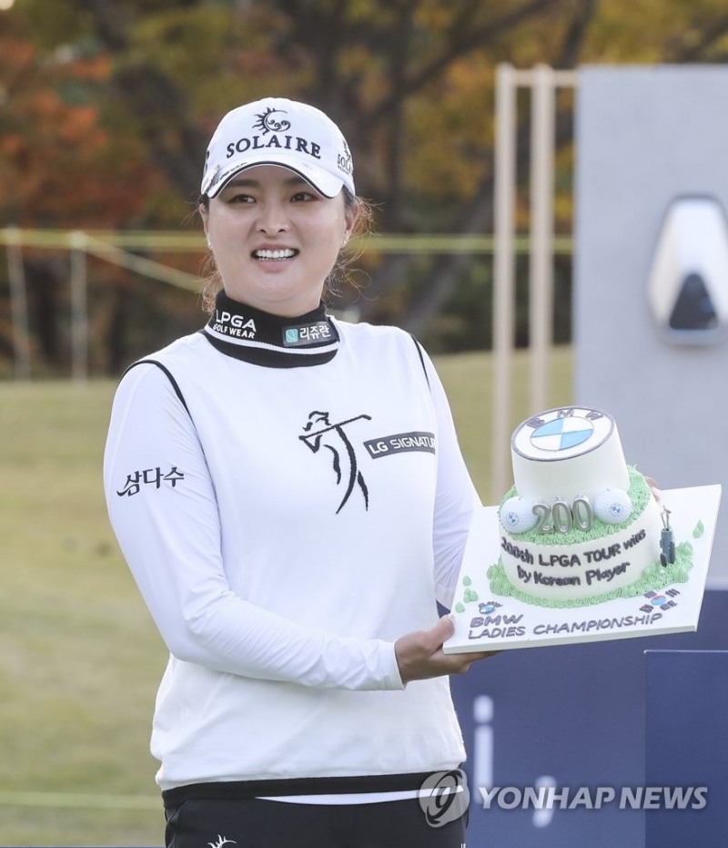 (부산=연합뉴스) 24일 부산 기장군 LPGA 인터내셔널 부산에서 열린 미국 여자프로골프(LPGA) 투어 BMW 레이디스 챔피언십에서 우승한 고진영이 LPGA 한국 선수 합작 통산 200승 기념 케이크를 들고 환하게 웃고 있다.