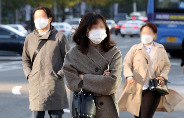 쌀쌀한 출근길 날씨를 보인 지난 25일 오전 서울 종로구 광화문 네거리에서 시민들이 발걸음을 재촉하고 있다.