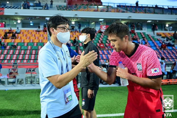 25일 싱가포르 잘란베사르 스타디움에서 열린 '2022 AFC U-23 아시안컵 예선' 대한민국과 필리핀의 경기. 3대0 승리를 거둔 황선홍 감독이 김주성과 손을 마주치고 있다. (사진= 대한축구협회 제공)