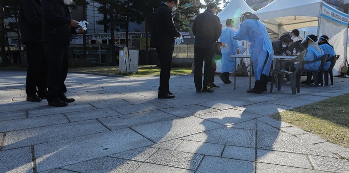 코로나19 신규 확진자가 1,190명으로 집계된 지난 25일 오전 서울 종로구 흥인지문 인근에 설치된 찾아가는 선별진료소에서 시민들이 검사를 받기 위해 대기하고 있다.