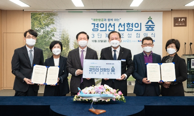 (왼쪽부터) 이현석 대한항공 SKYPASS제휴사업팀 팀장, 유영수 대한항공 Loyalty실 실장, 우기홍 대한항공 사장, 유동균 마포구청장, 윤호중 마포구청 도시환경국장, 나경민 마포구청 공원녹지과장/사진 제공 = 대한항공