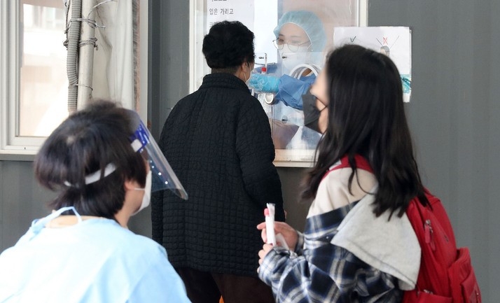 코로나19 신규 확진자가 1441명으로 집계된 지난 21일 오전 서울 중구 서울역광장 임시선별검사소에서 시민들이 검사를 받고 있다.