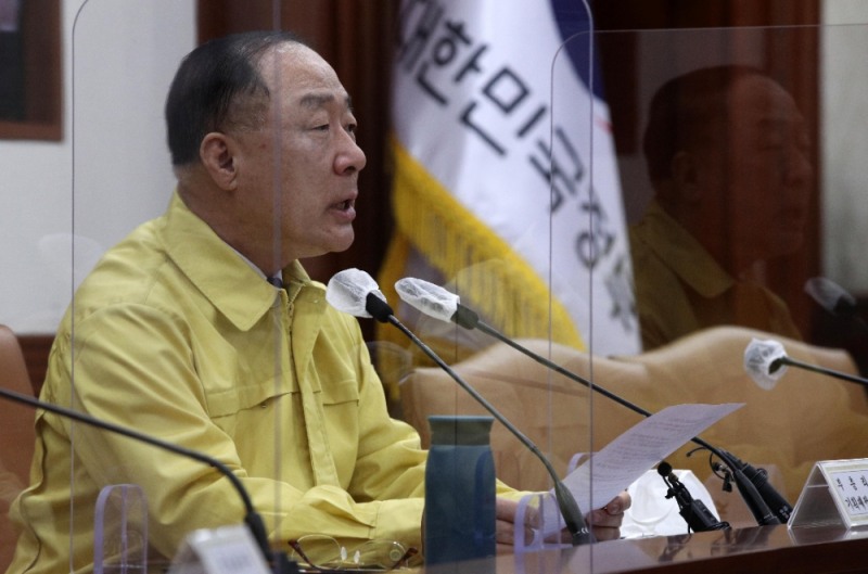 홍남기 경제부총리 겸 기획재정부 장관이 26일 오전 서울 종로구 정부서울청사에서 열린 제47차 비상경제 중앙대책본부(중대본) 회의에 참석해 발언하고 있다. (공동취재사진)