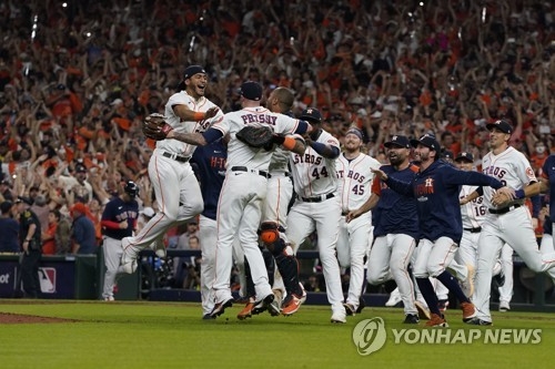 ALCS에서 승리한 휴스턴 선수들이 기뻐하고 있다.