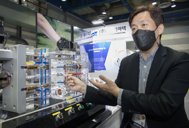 2021 스마트비즈엑스포에서 풍림파마텍 관계자가 설명하고 있다./사진 제공 = 삼성전자