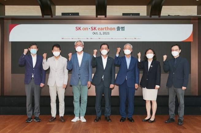 지난 1일, SK서린빌딩(서울 종로구 소재)에서 진행된 ‘SK온(SK on)’, ‘SK어스온(SK earthon)’ 출범식에서 (왼쪽에서 세 번째부터) 김준 SK이노베이션 총괄사장, 명성 SK어스온 사장, 김종훈 SK이노베이션 이사회 의장이 기념촬영을 하고 있다./사진 제공 = SK이노베이션