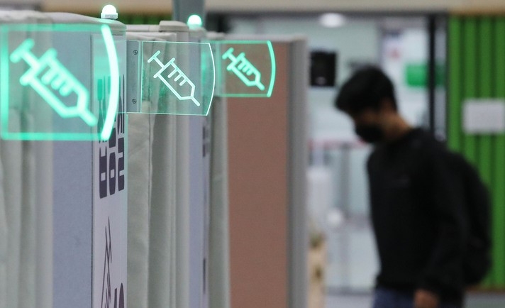 일반인들을 대상으로 코로나19 백신 추가 접종(부스터샷) 계획 발표를 하루 앞둔 27일 오전 서울 동작구 예방접종센터에서 시민이 예진실에 들어서고 있다.