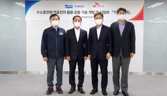 (왼쪽부터) 문형원 두산퓨얼셀 Operation본부장, 이승준 두산퓨얼셀 영업본부장, 강동수 SK에너지 S&P추진단장, 장호준 SK에너지 에너지솔루션담당/사진 제공 = SK이노베이션