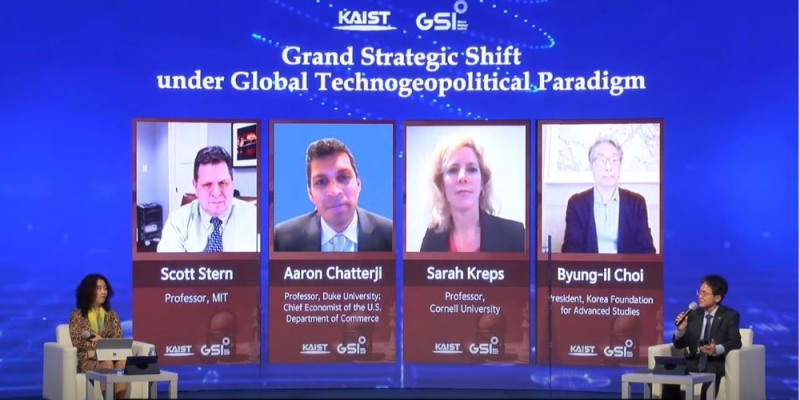 KAIST가 28일 오전 '글로벌 기술 패권 시대 전략 대전환'을 주제로 제5회 GSI-2021 국제포럼을 개최했다. 김소영 KAIST 한국4차산업혁명정책센터장(좌측) 과 김보원 KAIST 대외부총장이 화상으로 연결된 연사들과 토론하는 모습이 유튜브를 통해 중계되고 있다. 사진=KAIST