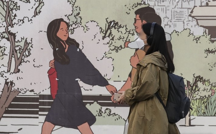 쌀쌀한 날씨가 이어지고 있는 지난 14일 오전 서울 종로구 광화문광장에서 가을옷을 입은 시민들이 이동하고 있다.