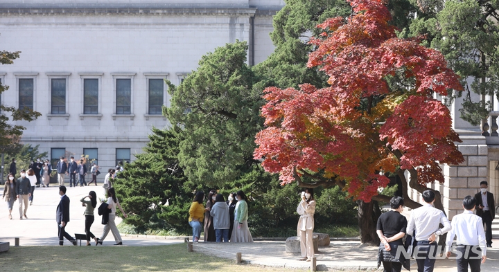 위드 코로나(단계적 일상회복) 최종 방안 발표를 이틀 앞둔 27일 오후 서울 덕수궁에서 점심식사를 마친 직장인들이 삼삼오오 모여 산책을 하고 있다. 코로나19 일상회복 지원위원회는 이날 3차회의를 통해 단계적 일상회복 방안을 논의한다.