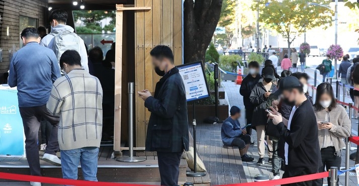 지난 28일 오후 서울 송파구 보건소 선별진료소에서 시민들이 검사를 받기 위해 대기하고 있다.