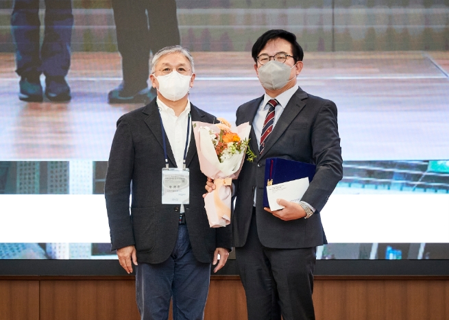 (왼쪽부터)함영준 오뚜기함태호재단 이사장, 이현규 한양대학교 식품영양학과 교수/사진 제공 = 오뚜기