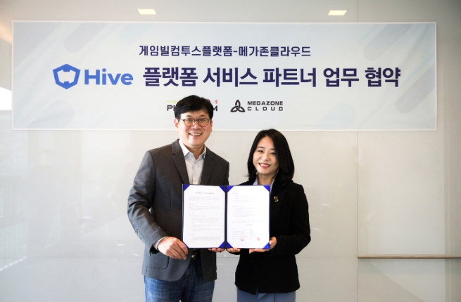 ‘게임빌컴투스플랫폼’ 최석원 이사(좌)와 ‘메가존클라우드’ 김미영 이사(우)/사진 제공 = 게임빌