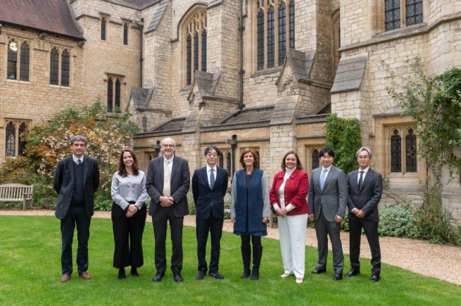 개빈 스크리튼 교수, 트레레사 램브 교수, 앤드루 폴라드 교수, 임종윤 한미사이언스 대표이사 사장, 루이스 리처드슨 부총장, 살마 어바시 교수, 김장희 코리컴퍼니 법인대표, 이선로 코리이태리 법인대표(왼쪽부터)/사진 제공 = 한미사이언스