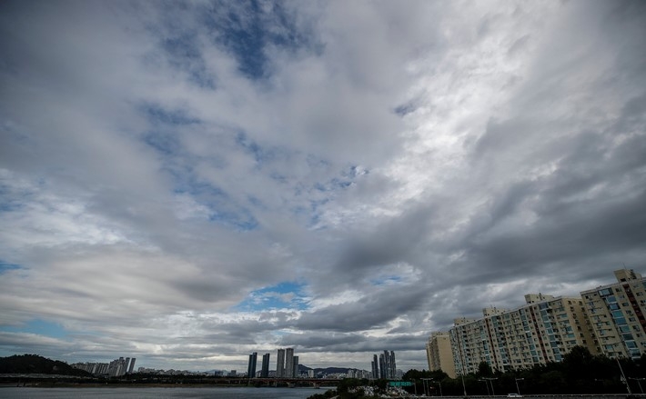 쌀쌀한 날씨를 보인 지난 12일 오전 서울 성동구 동호대교에서 먹구름 사이로 파란 하늘이 보이고 있다.