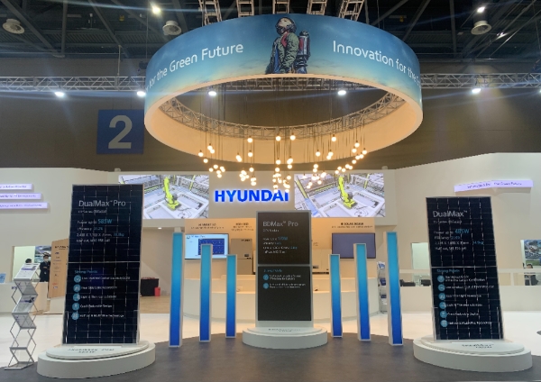 현대에너지솔루션의 양면발전 태양광 기술이 국가연구개발 우수성과 100선에 뽑혔다. 사진은 현대에너지솔루션이 지난 10월13일 일산 킨텍스에서 개최된 ‘대한민국 에너지대전’에 참가해 양면태양광 기술이 적용된 제품들을 선보이고 있는 모습. / 사진 = 현대중공업그룹 제공