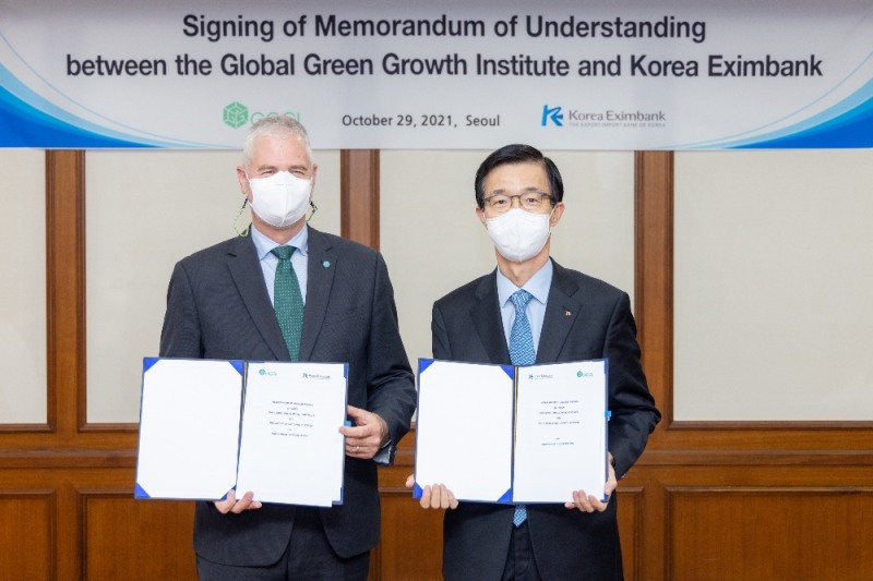 방문규 수출입은행장(사진 오른쪽)과 글로벌녹색성장기구 사무총장 프랭크 라이스베르만이 수은 본사에서 녹색성장 협력을 위한 업무협약서에 서명했다. 사진=한국수출입은행