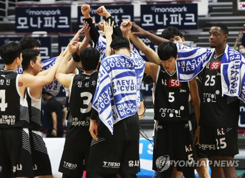 (수원=연합뉴스) 31일 경기도 서수원칠보체육관에서 열린 프로농구 수원 KT 소닉붐과 안양 KGC 인삼공사의 경기. 86대63으로 승리한 KT 선수들이 기뻐하고 있다.