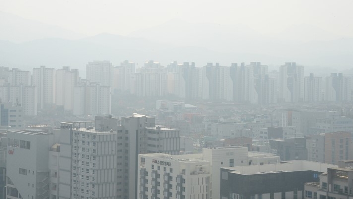 지난 27일 전북도청에서 바라본 전주시 도심이 미세먼지와 초미세먼지로 가득 차 있다.