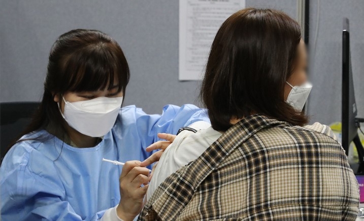 지난 27일 오전 서울 동작구 예방접종센터에서 시민이 백신 접종을 맞고 있다.