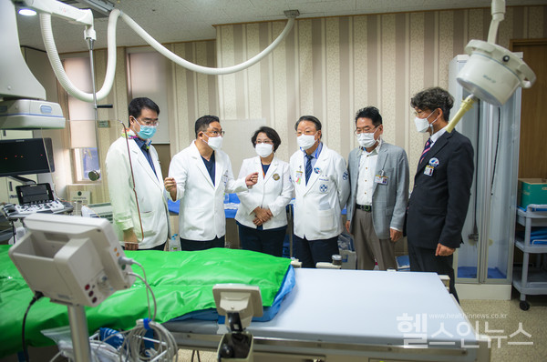 (왼쪽부터)온병원그룹정근원장,췌장담도센터박은택센터장,췌장담도센터윤은희수간호사,온종합병원김동헌병원장,이영수고문이사,온종합병원임종수행정원장