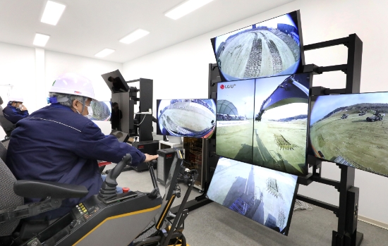 LG유플러스는 세종 스마트시티 국가시범도시 개막식에서 5G 원격제어 건설자동화 장비를 선보였다고 2일 밝혔다. 사진은 볼보건설기계 엔지니어들이 원격관제센터에서 5G 원격제어 솔루션의 실시간 영상을 보며 흙을 쌓고 땅을 파는 트렌치 작업을 하는 모습.