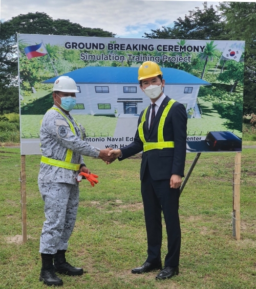 한화시스템이 필리핀 해군에 기증한 훈련센터 착공식 모습.알폰소 F. 토레스 주니어(Alfonso F. Torres Jr.) 필리핀 해군 교육사령부 부사령관(사진 왼쪽)과 김규백 한화시스템 사업관리본부장(사진 오른쪽).