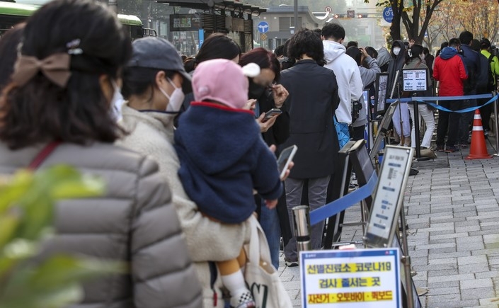 2일 오전 서울 송파구보건소 코로나19 선별진료소를 찾은 시민들이 코로나19 검사를 받기 위해 줄 서 있다