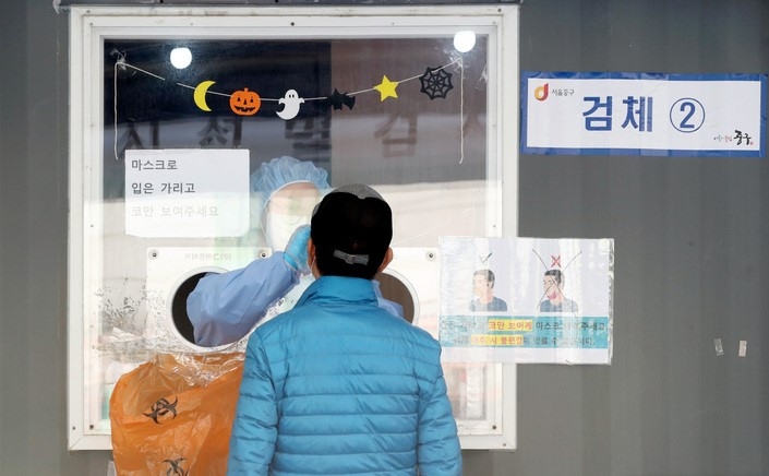 '위드 코로나'(단계적 일상회복)로의 방역체계 전환을 하루 앞둔 31일 오전 서울 중구 서울역에 마련된 임시선별검사소에서 시민이 검사를 받고 있다. 