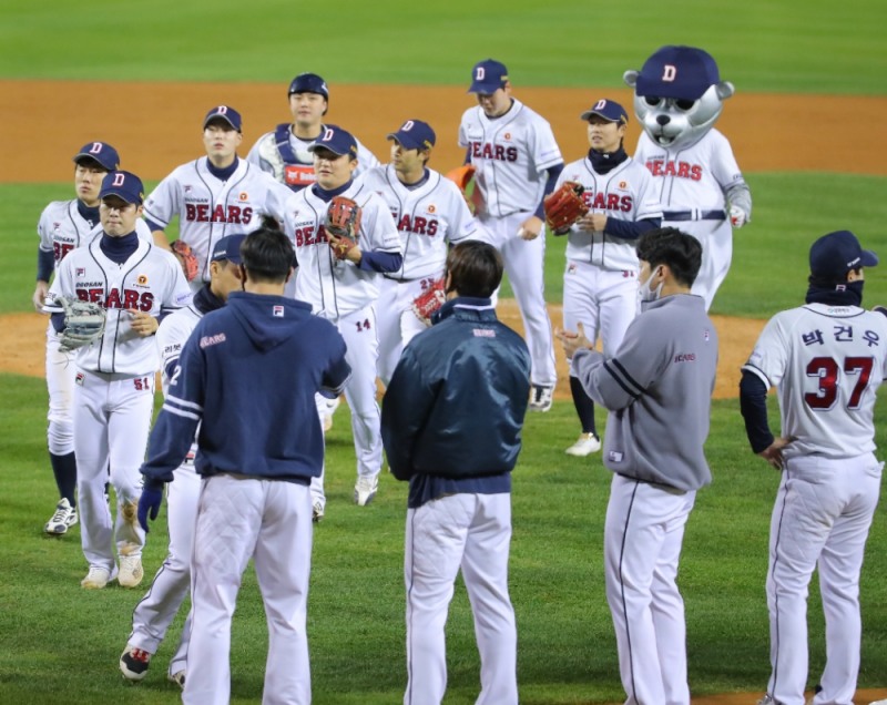두산이 WC 결정전에서 2승1패로 누르고 준플레이오프전에 올라 정규리그 3위와 LG와 지난해에 이어 2년 연속 지하철 시리즈를 벌이게 됏다.