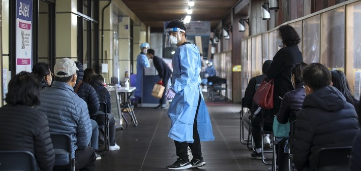 0시 기준 국내 코로나19 확진자가 1589명으로 집계된 2일 오전 서울 송파구보건소 코로나19 선별진료소를 찾은 시민들이 코로나19 검사를 받기 위해 줄 서 있다.