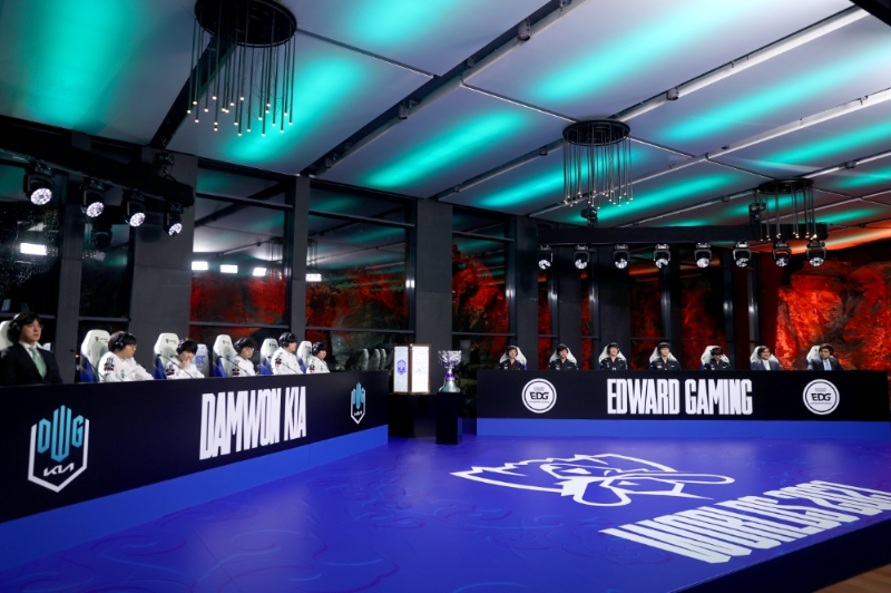 2021 리그 오브 레전드 월드 챔피언십 결승전 미디어데이에 참석한 담원 기아와 EDG(사진 출처=라이엇 게임즈).