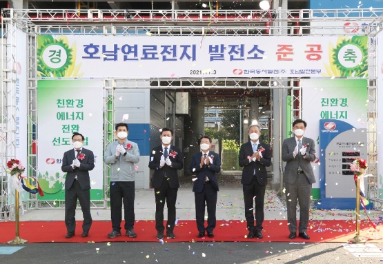 이왕재 SK에코플랜트 수소사업추진단장(오른쪽 첫번째), 김영문 동서발전 사장(왼쪽 세번째), 권오봉 여수시장(왼쪽 네번째), 전창곤 여수시의회 의장(왼쪽 다섯번째)/사진 제공 = 한국동서발전