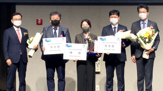 지난 3일 ‘2021 두산연강환경학술상’ 시상식에서 (왼쪽부터) 배준화 두산연강재단 상임이사가 수상자인 고려대 홍승관 교수와 건국대 안윤주 교수, 울산과학기술원 최성득 교수, 대한환경공학회 고석오 회장과 기념사진을 촬영하고 있다. / 사진 = 두산그룹 제공