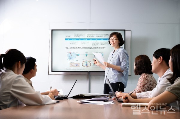 한올바이오파마안혜경본부장(가운데)이연구원들과회의하는모습