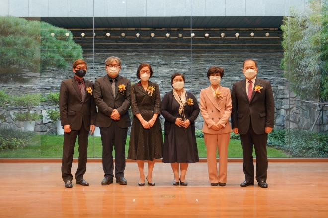 (좌측부터)정유성 심사위원장, 참사람 육성부문 수상자 김현수 교장, 창의인재 육성부문 수상자 김의성 교사, 평생교육 부문 수상자 만세작은도서관 오현정 대표, 미래교육콘텐츠 부문 수상자 완주군교육통합지원센터 임성희 센터장, 교보교육재단 선종학 이사장 /사진 제공 = 교보교육재단