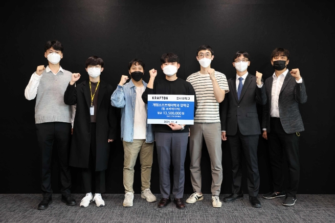 (왼쪽부터) 김민범 학생(호서대 팀 크리에이터 소속), 김주영 학생(호서대 팀 크리에이터 소속), 곽재영님(크래프톤), 김세영님(크래프톤), 설재용님(크래프톤), 게임소프트웨어학과 박창훈 교수, 게임소프트웨어학과장 이준 교수(팀 크리에이터 지도교수)/사진 제공 = 크래프톤