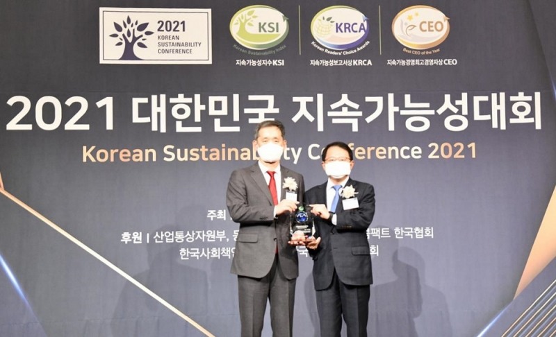 한미약품 박중현 상무(좌)와 한국표준협회 강명수 회장이 2021 대한민국 지속가능성대회 시상식 후 기념촬영을 하고 있다. 사진=한미약품