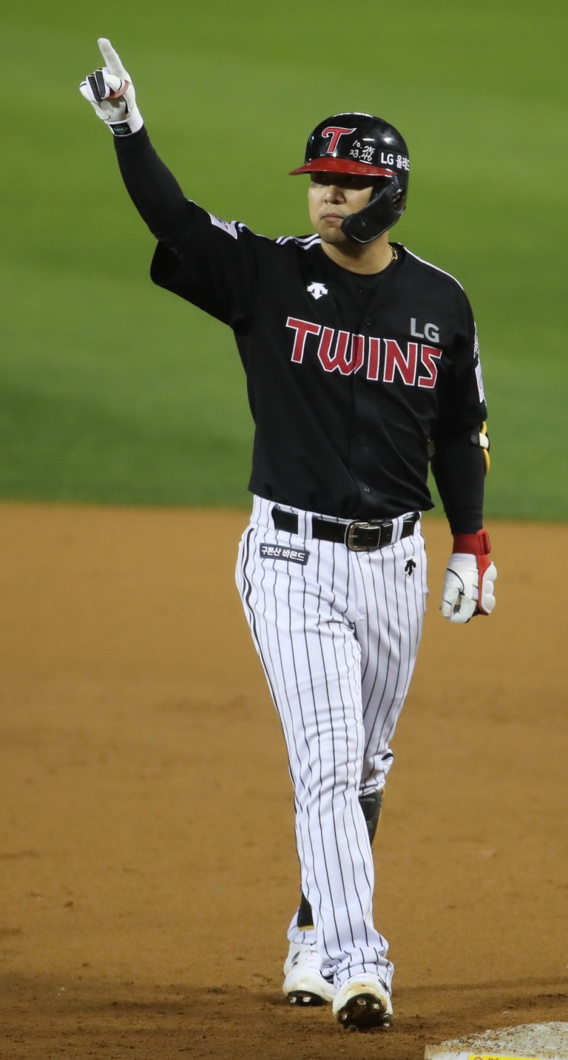 1차전에서 5번타자로 나서 네차례 득점기회를 모두 범타로 물러났던 김민성은 2차전서 선제 결승타를 비롯해 4타수4안타 1몸맞는 볼 3타점으로 승리의 수훈선수가 됐다.