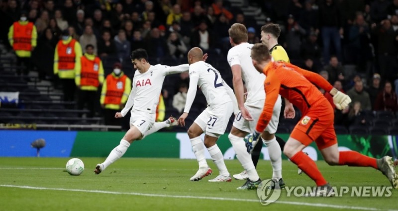 손흥민(맨왼쪽)이 콘테 감독에게 토트넘 데뷔 첫 골을 선사하고 있다.