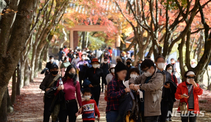 완연한 가을 날씨가 이어지고 있는 지난 6일 전북 정읍시 내장산이 단풍을 구경하기 위해 몰린 탐방객들로 장내가 발 디딜 틈 없이 북적이고 있다.