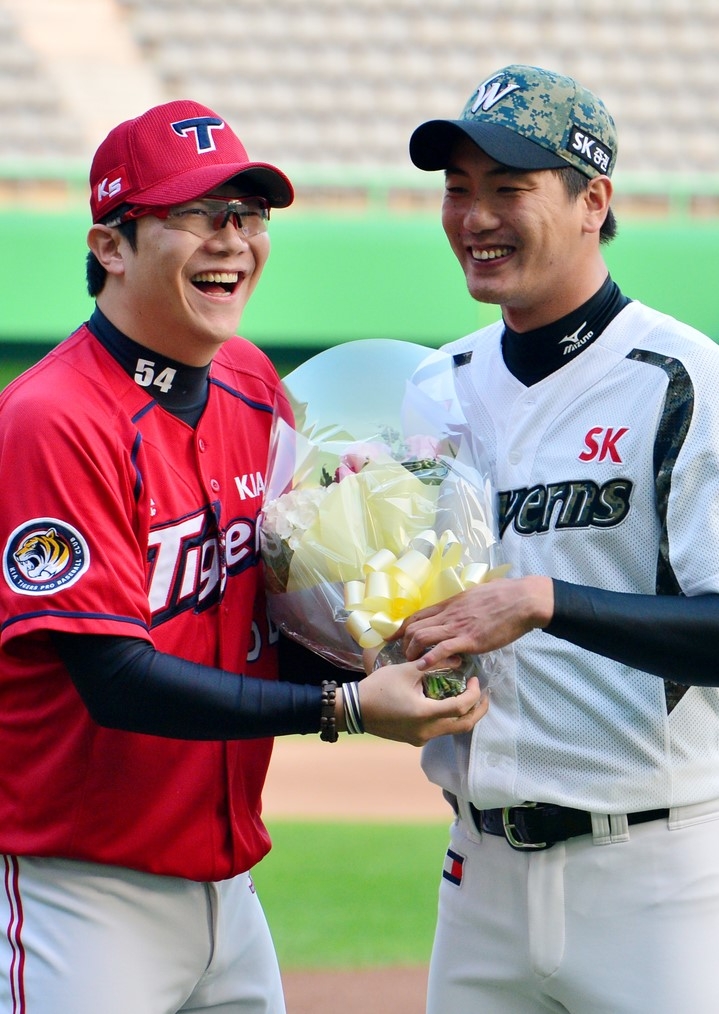 2015년 9월21일 당시 KIA 타이거즈 양현종(왼쪽)이 개인통산 1000탈삼진을 기록한 SK 와이번스(현 SSG 랜더스) 김광현에게 축하 꽃다발을 전달하고 있다.