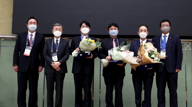 (왼쪽부터)대한외과학회 서경석 회장, 두산연강재단 박용현 이사장, 부산 백병원 이안복 부교수, 원주 세브란스병원 정필영 임상교원, 아주대병원 한상욱 교수, 대한외과학회 이우용 이사장/사진 제공 = 두산연강재단