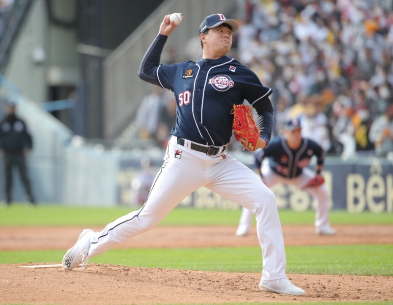 두산의 이영하는 2회부터 마운드를 이어받아 4이닝을 무실점으로 역투하며 LG 킬러'로서의 면모를 유감없이 발휘했다.