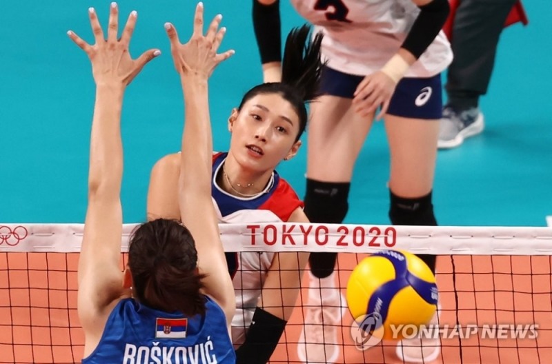 2020도쿄올림픽 여자배구 3,4위전에서 한국이 김연경이 세르비아 블로킹 사이로 가벼운 연타 공격을 하고 있다. [도쿄=연합뉴스 자료사진]