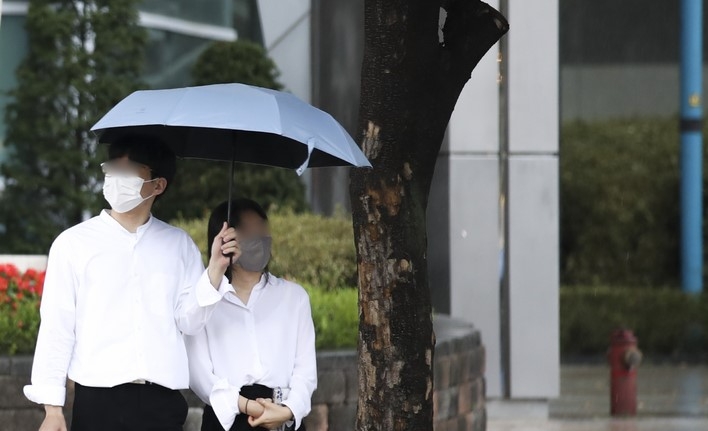 비가 내린 지난달 10일 오후 서울 서초구 양재at센터 앞에서 우산을 쓴 시민들이 발걸음을 옮기고 있다.